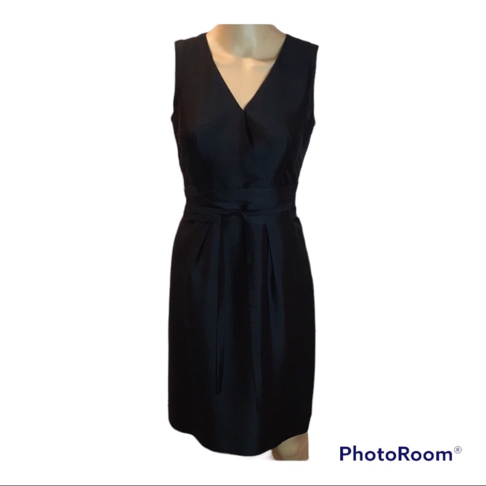 Talbots NWOT V Neck Lined Sleeveless Black Silk Dress with Belt in size 2P.